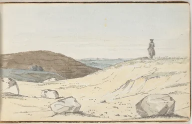 Uitzicht over een heide- of duinlandschap. Op de voorgrond enkele grote heuvels; op een van hen staat een man en kijkt uit over de vlakte