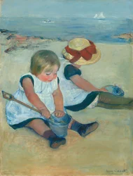 Kinderen die op het strand spelen