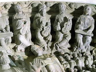 Detail van de Portico de la Gloria met muzikanten