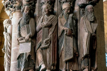 Detail van de Portiek van de Glorie: groep profeten (van rechts naar links Mozes, Jesaja, Daniël en Jeremia). Gemaakt door Meester Mateo (1188). Interieur van de kathedraal van Santiago de Compostela, Santiago de Compostela