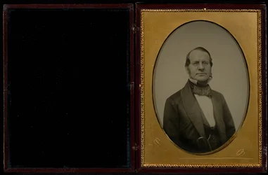 Portret van een niet-geïdentificeerde man van middelbare leeftijd met bakkebaarden en bril met draadmontuur