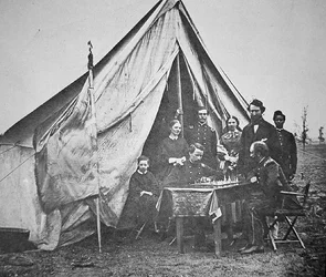 Kolonel James P. McMahon met familie en vrienden die schaken bij het hoofdkwartier van het 164e New York Infantry Regiment
