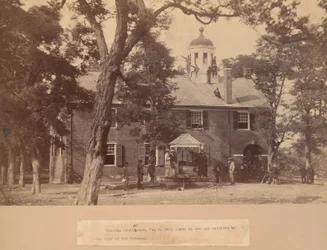 Fairfax Court House, Virginia, met soldaten van de Unie voor en op het dak