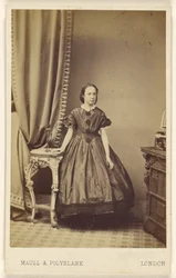 [Ongeïdentificeerde vrouw, staand]