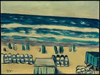 Blauwe zee met strandstoelen