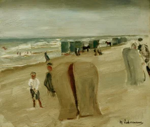 Strand met strandstoelen