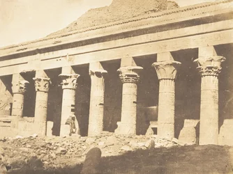 Zijgalerij van de binnenplaats van de Tempel van Isis, in Philae, april 1850