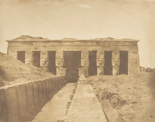 Façade van de Tempel van Athor in Dendérah Tentyris, 1849-50