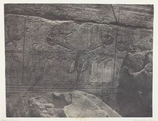 Paleis van Karnak, Externe sculpturen van het granieten heiligdom; Thebe