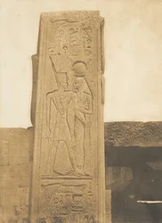 Pilaar van het Heiligdom van graniet van het Paleis van Karnak Bas-reliëf dat Thotmes III voorstelt, 1849-50