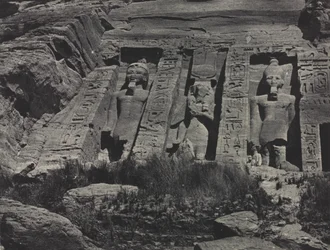 Zuidelijk deel van de uit rotsen gehouwen tempel van Hathor, Abu Simbel