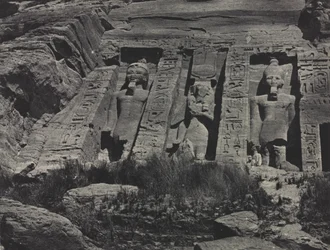 Zuidelijk deel van de uit rotsen gehouwen tempel van Hathor, Abu Simbel, 1850