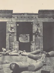 Thebe. Médinet-Habou. Oostelijk deel van de Peristyle van het Paleis van Ramsès-Méiamoun, 1850