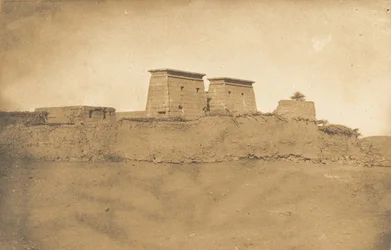 Vue des Pylones du Temple Khons et een deel van het dorp Karnac, 1849-50