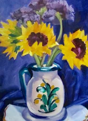 Zonnebloemen in een blauwe kan