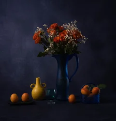 Sombere bloemen en abrikozen