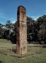 (detail) van de stele E op het grote plein