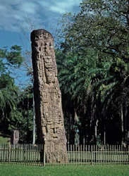 Detail van de stele F op het grote plein
