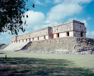 Precolumbiaanse beschaving: zicht op de site van Uxmal, oude Maya-hoofdstad