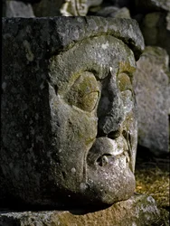 Stenen sculptuur van een mannenhoofd van de oostelijke acropolis