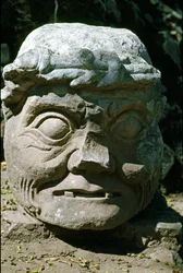 Stenen sculptuur van het hoofd van een oude man, genaamd de Oude Man van Copán, tempel 11