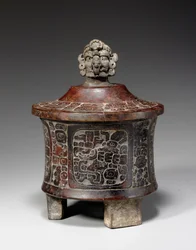 Een Maya pot met deksel en gegraveerde driepoot, ca. 250-450
