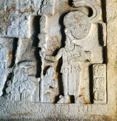 Detail van latei IV die een eerbetoon toont door de overwonnenen, uit Piedras Negras, Usumacinta, Guatemala, Late Klassieke Periode (600-900)