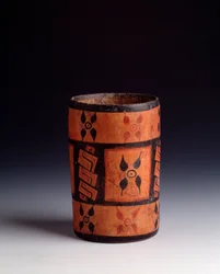 Polychrome cilindrische kleivaas met bloemen. Uit Tikal