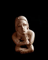 Precolumbiaanse kunst, Maya-beschaving, pre-klassieke periode: kleistatuet die een zittende vrouw met gekruiste armen en benen voorstelt. Uit San Agustin Acasaguastlan, Guatemala