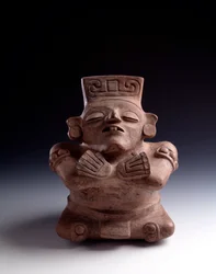 Precolumbiaanse kunst, Maya-beschaving, klassieke periode: antropomorfe kleivaas die een zittend personage uitbeeldt, benen en armen kruisen het gezicht omhoog