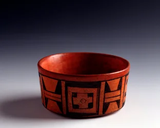 Precolumbiaanse kunst, Maya-beschaving, klassieke periode: schaal van bichrome klei versierd met geometrische motieven. Uit Tikal, Quiche, Guatemala