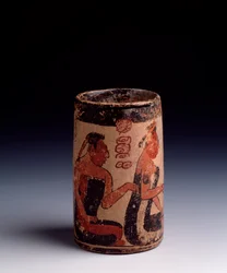 Precolumbiaanse kunst, Mayabeschaving, klassieke periode: cilindrische aardewerken vaas versierd met twee mannen en een vrouw die een ritueel uitvoeren. Uit Tayasal, Guatemala. Afmetingen: hoogte 11,2 x diameter 6 cm. Guatemala-Stad, Museo Nacional de