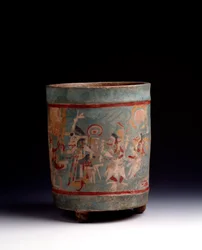 Precolumbiaanse kunst, Mayabeschaving, klassieke periode: cilindrische vaas van polychrome klei, versierd met een ceremoniële scène met figuren in een processie. Uit La Lagunita, Quiché, Guatemala. Afmetingen: h. 24,1 x diam. 18,5 cm. Guatemala, Nationaal