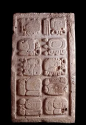 Precolumbiaanse kunst, Mayabeschaving, klassieke periode: fragment van een trap met hiërogliefen in laagreliëf. Afmetingen 35,5 x 61 cm. Guatemala, Nationaal Museum voor Archeologie en Etnologie