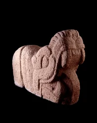 Precolumbiaanse kunst, Mayabeschaving, klassieke periode: slangvormige stenen pen met wijd geopende bek uit Escuintla, Guatemala. Afmetingen: h. 85 x 121 cm. Guatemala, Museo Nazionale di Archeologia e Etnologia