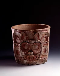 Precolumbiaanse kunst, Mayabeschaving, klassieke periode: vaas versierd met de voorstelling van de zonnegod. Uit Petén, Guatemala. Hoogte 22 x breedte 25,4 cm. Guatemala, Museo Nacional de Arqueología y Etnología