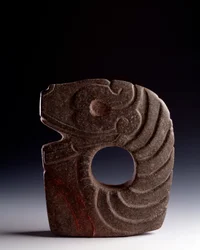 Precolumbiaanse kunst, Mayabeschaving, klassieke periode: zoömorfe bijl van bewerkte steen die een gestileerde slang voorstelt. Uit Bolivia, Escuintla, Guatemala. Afmetingen: 25 x breedte 21 cm. Guatemala, Museo Nazionale di Archeologia e Etnologia