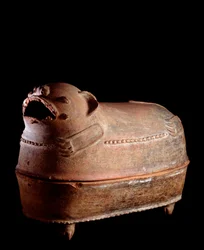 Precolumbiaanse kunst, Mayabeschaving, laatklassieke periode: viervoetige grafurn van klei met een jaguarvormig deksel. Uit Nebaj, Guatemala. Afmetingen: h. 52 x breedte 70 cm. Guatemala, Museo Nazionale di Archeologia e Etnologia