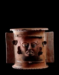Precolumbiaanse kunst, Mayabeschaving, laatklassieke periode: cilindrische grafurn van klei, versierd met een menselijk gezicht. Uit Quiché, Guatemala. Hoogte 33,5 x diameter 33 cm. Guatemala, Nationaal Museum voor Archeologie en Etnologie