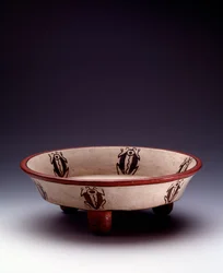 Precolumbiaanse kunst, Maya-beschaving, late klassieke periode: tripode polychrome kleischaal versierd met kevers. Uit Peten, Guatemala