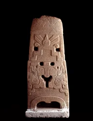 Precolumbiaanse kunst, Mayabeschaving, preklassieke periode: stenen stele versierd met het gestileerde masker van een godheid. 600-1100 na Chr., uit Sacatepéquez, Guatemala. Hoogte 103 cm. Guatemala-Stad, Museo Nacional de Arqueología y Etnología