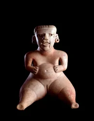 Precolumbiaanse kunst, Maya-beschaving, pre-klassieke periode: kleistatuet die een zittende vrouw met gezwollen buik en gespreide benen voorstelt. Uit Kaminaljuyu, Guatemala