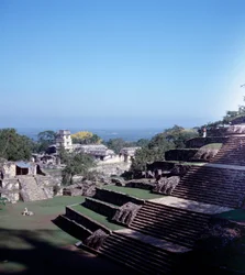 Precolumbiaanse beschaving: uitzicht op de site van Palenque in Chiapas