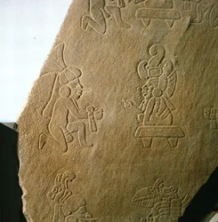 Plaquette gegraveerd met menselijke figuren, uit Kaminaljuyu, Guatemala, Vroege Klassieke Periode (250-600)