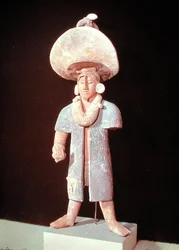 Staande mannelijke figuur, van de begraafplaats op het eiland Jaina, Campeche Staat, 7e-10e eeuw