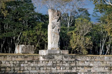 De stèle 2 met uitzicht op het balveld, 652 AD