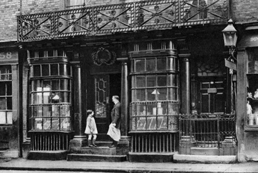 Een winkelgevel, Artillery Lane, bij Bishopsgate, Londen, 1926-1927