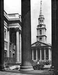 St Martin-in-the-Fields gezien tussen de zuilen van de National Gallery, Londen, 1926-1927