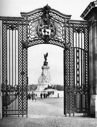 Smeedijzeren poorten, Buckingham Palace, Londen, 1926-1927