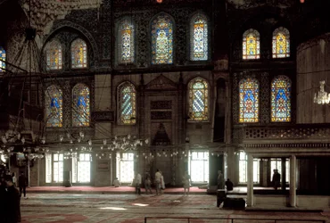 Ottomaanse kunst: binnenaanzicht van de Blauwe Moskee gebouwd tussen 1609 en 1617